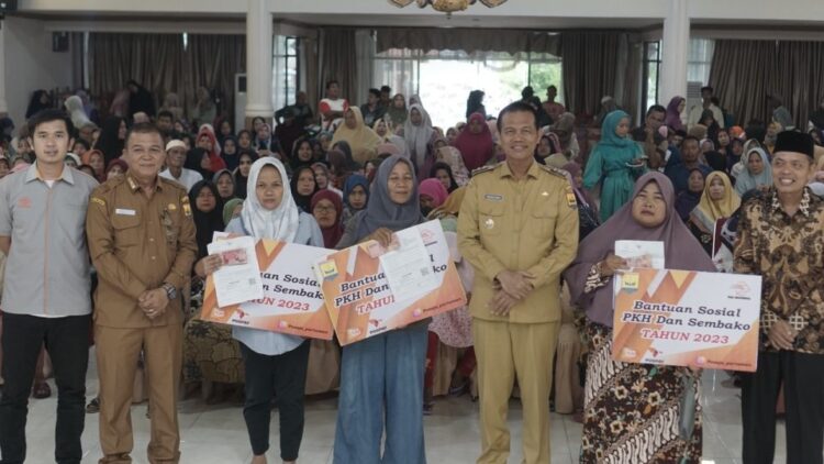 3.764 KPM Terima Bantuan Rp3 Miliar PKH Sembako Pangan Non Tunai 1 SERAHKAN—Wali Kota Pariaman H Genius Umar saat penyerahkan dana kepada KPM.