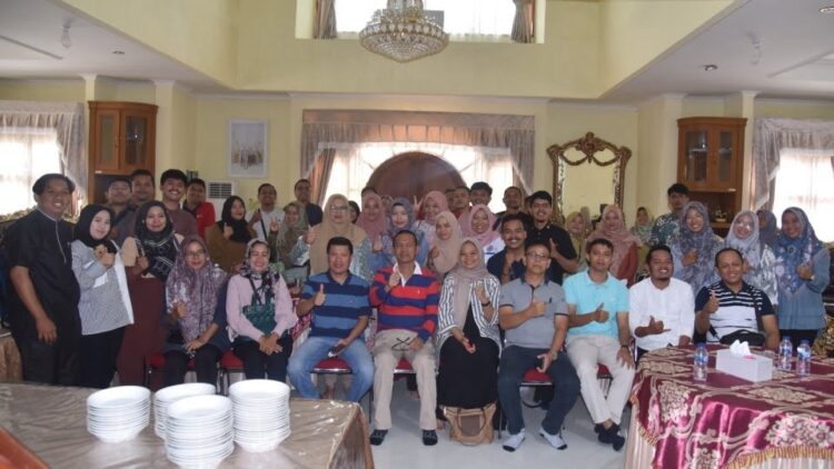 Membangun Kota Pariaman, 42 PDB Dikukuhkan 1 FOTO BERSAMA—Wali Kota Pariaman H Genius Umar, usai kegiatan foto bersama dengan 42 orang Pendamping Desa Berdikari (PDB).