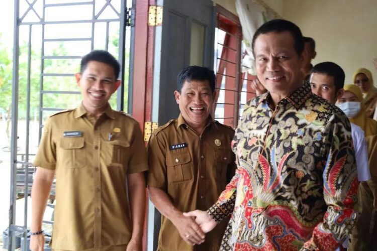 SALAM—Wako Genius Umar salami peserta usai acara.