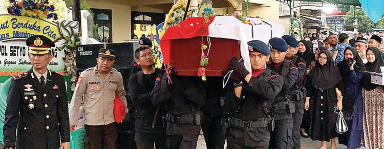 Walpri Kapolda Kaltara Tewas karena Tembakan Jarak Dekat, Peluru Tembus Dada hingga Punggung 1 PEMAKAMAN— Prosesi pemakaman almarhum Brigpol Setyo Herlambang yang tewas di rumah dinas Kapolda Kaltara.