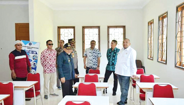 Wamenaker Apresiasi BLK Perambahan Sawahlunto 1 Wamenaker Afriansyah Noor melihat ruangan bagi peserta pelatihan di BLK Perambahan.