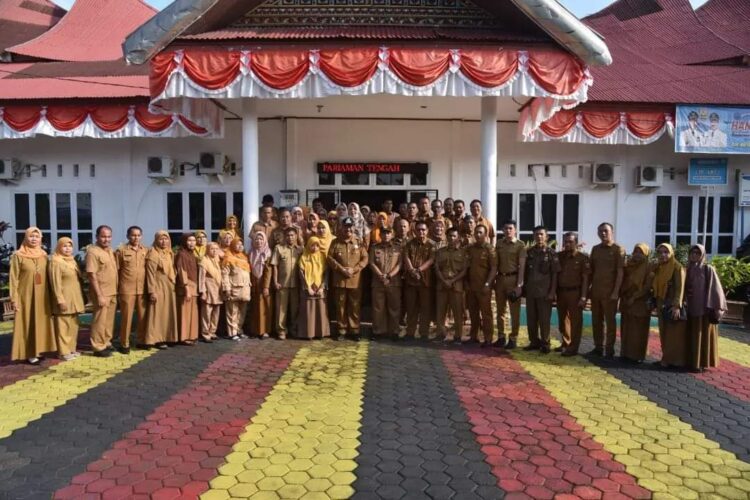 FOTO BERSAMA—Wawako Mardison Mahyuddin usai sidak foto bersama dengan ASN di Kecamatan Pariaman Tengah.
