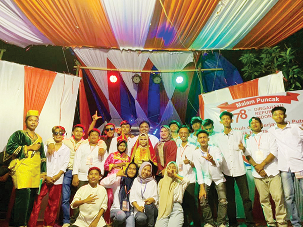 Panitia foto bersama dengan para peserta yang menjuarai berbagai perlombaan.