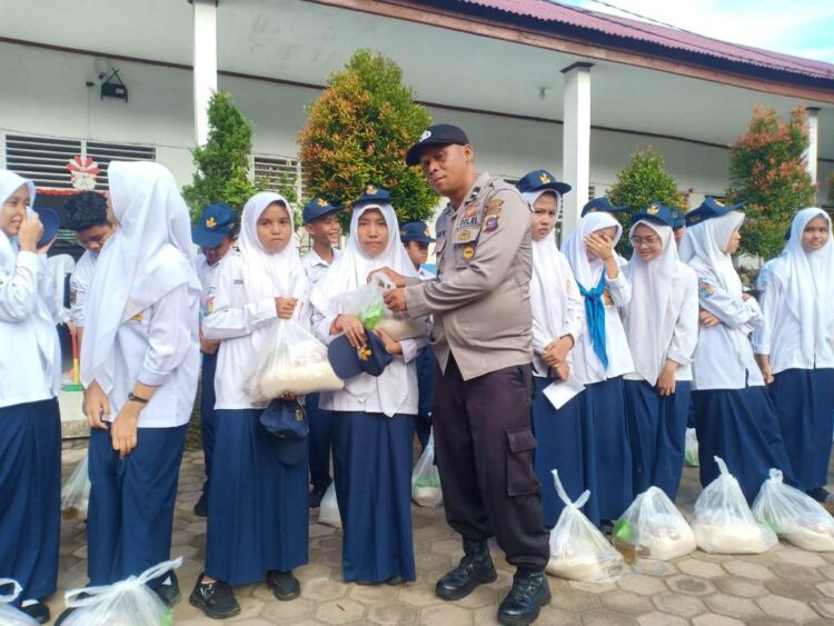Tim Kreatif Yayasan BAS di JBB to School SMPN 17, Aipda Dian WR Bagikan Sembako, Uang Tunai dan Masker 1 BAGIKAN SEMBAKO— Usai ditunjuk jadi pembina upacara, Aipda Dian Wihendro Ratno membagikan sembako pada pelajar SMPN 17 Banuaran, Kecamatan Lubuk Begalung.