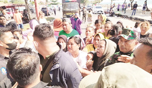 Hari Kedua Demo PKL Pantai Padang, Halangi Armada Satpol PP, Emak-emak Adu Mulut dan Bagarumeh 1 HALANGI LAJU ARMADA PETUGAS— PKL yang didominasi emak-emak, Jumat (22/9) mencoba menghalangi laju armada Satpol PP yang akan masuk ke areal Pantai Padang. Terjadi aksi adu mulut dan tarik-tarik jilbab dengan Pamong Praja wanita dalam demo hari kedua tersebut.