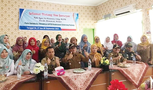 PELAYANAN UNGGULAN— Wali Kota Padang, Hendri Septa saat berkunjung ke Puskesmas Seberang Padang, kemarin, melihat layanan unggulan yang dimiliki, seperti UGD 24 Jam, Klinik Bersalin 24 Jam, dan pelayanan USG.