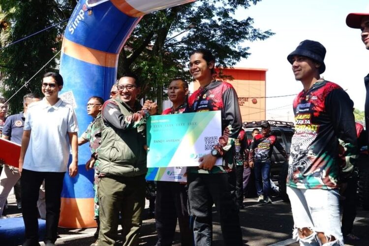 Wirabraja Off Road Adventure Jajal Pesona Alam Luhak Nan Tuo 1 SERAHKAN HADIAH— Bupati Tanahdatar Eka Putra serahkan hadiah pada pemenang Luhak Nan Tuo Wirabraja Offroad Adventure.