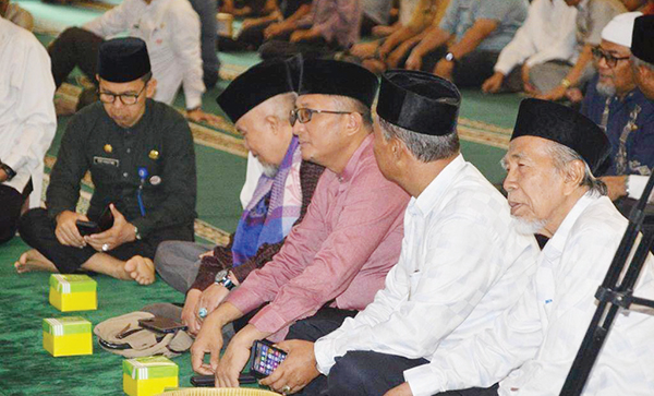 WIRID BULANAN— Wali Kota Padang Hendri Septa menghadiri wirid bulanan di lingkungan Pemko Padang, yang kembali digelar di Masjid Agung Nurul Iman, Jumat (1/9).