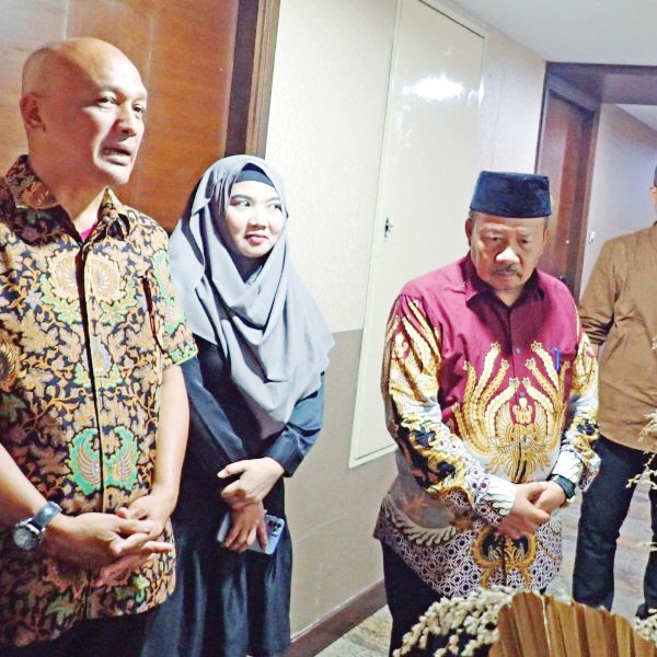 Wisata Danau Maninjau jadi Kamar Tematik di Hotel Berstandar Internasional 1 LAUNCHING— Bupati Agam bersama General Manager Hotel Balairung Jakarta, Anna Augriana usai melaunching kamar tematik dengan ditandai pemotongan pita di Hotel Balairung Jakarta, Jumat (21/7) yang lalu.