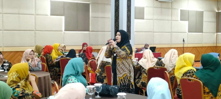 Workshop Kader, Ny Yusrita Suhatri Bur Berikan Materi 1 BERIKAN MATERI— Ketua TP-PKK Padangpariaman, Ny. Yusrita Suhatri Bur memberikan materi saat kegiatan workshop untuk para kader PKK.