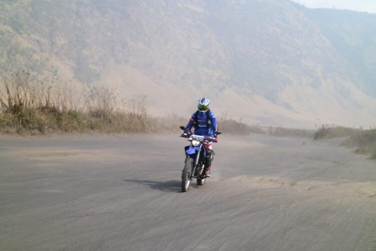 JALANAN BERPASIR-Yamaha membagikan tips cara berkendara off road di atas jalanan berpasir.
ist