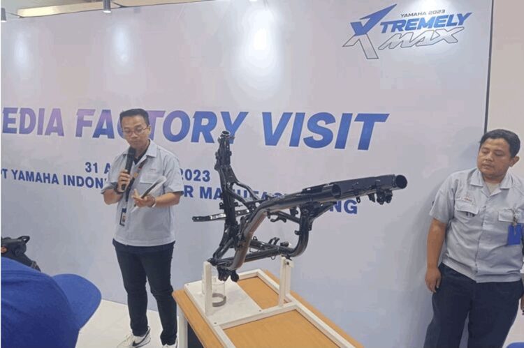 PAPARKAN— President Director & CEO PT Yamaha Indonesia Motor Manufacturing (YIMM) Dyonisius Beti saat memaparkan rangka sepeda motor Yamaha.