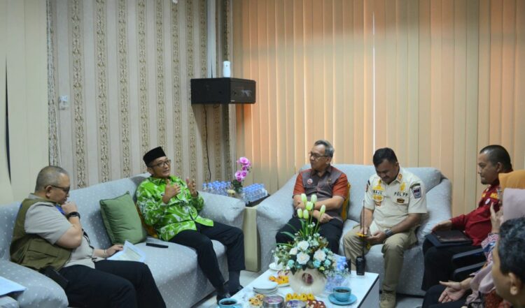 Bahas Penyelesaian Sertifikat BMD Pemko Padang, Wali Kota Sambangi BPN Padang 1 SILATURAHMI--Wali Kota Padang Hendri Septa bersama jajaran melakukan kunjungan silaturahmi ke Kantor Badan Pertanahan Negara (BPN) Kota Padang, Kamis (21/9).