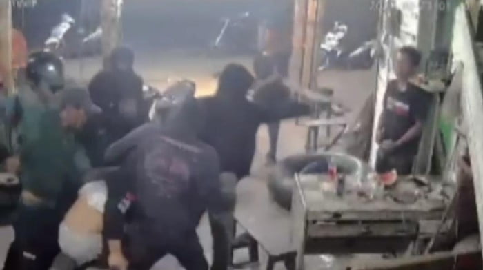 Brutal! Pemuda Dikeroyok hingga Berlumuran Darah, Sudah Terkapar, Dihantam lagi Pakai Kunci Roda, Lima Pelaku Ditangkap dan Lima Orang Buron 1 PENGEROYOKAN— Tangkapan layar video rekaman CCTV terkait aksi pengeroyokan terhadap pemuda di salah satu bengkel di Tanjung Pati.
