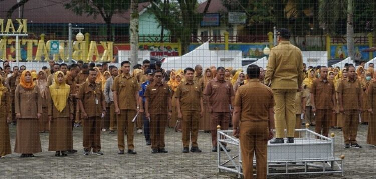 ARAHAN— Sekretaris Daerah Kabupaten Solok Selatan H. Syamsurizaldi berikan arahan saat apel pagi di halaman kantor bupati, Senin (11/9).