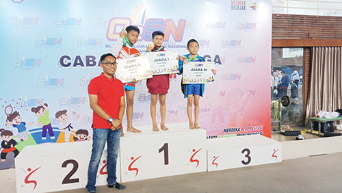 Atlet Senam Lantai Semen Padang Raih 2 Medali Emas di O2SN Tingkat Nasional 1 MEDALI EMAS— Muhammad Alfatih Fabrizhio, atlet senam lantai binaan FKKSPG, berhasil menyabet dua medali emas pada ajang O2SN SD tingkat Nasional yang digelar pada 17-24 September di Gedung Senam DKI Jakarta.