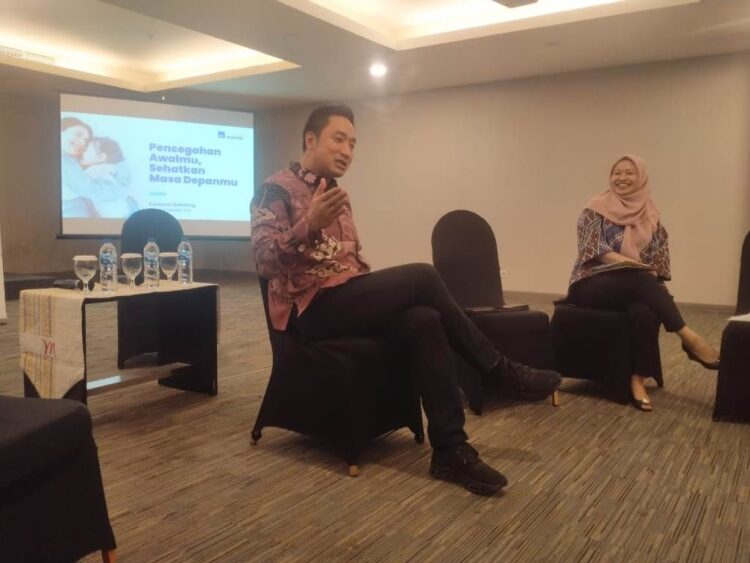Tingkatkan Kesadaran Kesehatan, AXA Mandiri Gelar Talkshow Kesehatan dan Literasi Keuangan 1 MENJELASKAN— Rudi Nugraha, Direktur AXA mandiri, saat menjelaskan pentingnya asuransi jiwa untuk masyarakat, saat Konferensi pers di Mercure hotel, Padang, (20/9)