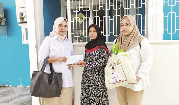 Andre Rosiade Bantu Korban Luka Bakar dari Agam 1 SERAHKAN BANTUAN— Wakil Ketua DPD Partai Gerindra Sumbar, Nurhaida (kiri) menyerahkan bantuan kepada keluarga korban terdampak kebakaran di Palembayan Agam yang yang masih dirawat di RSUP M Djamil Padang.