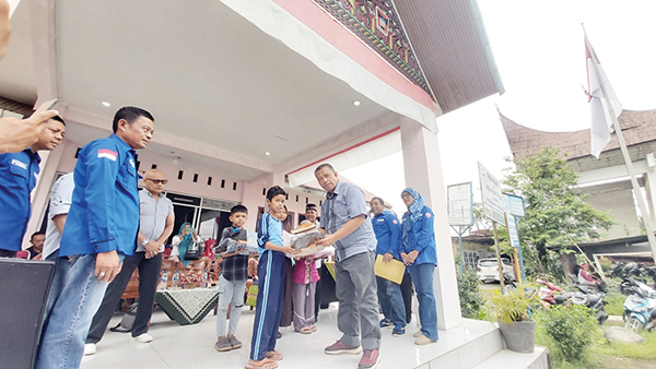 “Tas-Sepatu Anak sudah Usang, Alhamdulillah Ada Bantuan Semen Padang” 1 BANTUAN PERLENGKAPAN SEKOLAH— PT Semen Padang melalui Forum Nagari Kelurahan Padang Besi, menyerahkan paket perlengkapan sekolah kepada pelajar yang berasal dai Rumah Tangga Miskin (RTM), di Padang Besi, Kecamatan Lubukkilangan, Sabtu (9/9).