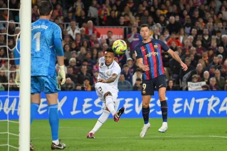 JERSEY EDISI KHUSUS— Bomber FC Barcelona Robert Lewandowski mengenakan jersey edisi khusus dengan desain logo OVO milik Drake (kiri) maupun album Motomami milik Rosalia pada musim lalu.