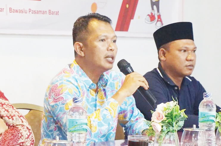 Bawaslu Pasbar Sosialisasikan Pencegahan dan Penyelesaian Sengketa Pemilu 1 SOSIALISASI— Ketua Bawaslu Kabupaten Pasaman Barat, Wanhar saat sosialisasi pencegahan penyelesaian sengketa pemilu dengan mengundang partai politik dan jajaran panwaslu kecamatan di Pasaman Barat, Sabtu (23/9).