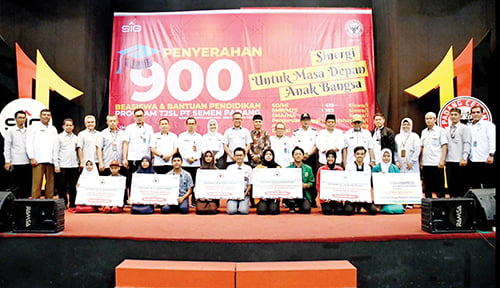 2.863 Pelajar dan Atlet Terima Beasiswa Rp2,6 M dari PT Semen Padang 1 BEASISWA PENDIDIKAN— Direktur Operasi PT Semen Padang Indrieffouny Indra, Asisten I Bidang Pemerintahan dan Kesra Pemko Padang Edi Hasymi, berfoto bersama dengan perwakilan pelajar, mahasiswa dan atlet penerima beasiswa, usai penyerahan beasiswa sebesar Rp2,5 miliar, di GSG Semen Padang.