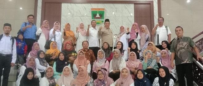 Tingkatan Kualitas Guru, MGMP Sosiologi Harapkan Dukungan DPRD Sumbar 1 sampaikan aspirasi— Wakil Ketua Bapemperda DPRD Sumbar, Afrizal foto bersama dengan Ketua MGMP Sosiologi Sumatera Barat, Insanul ikhwan, Ketua MGPG Sosiologi Padang, Masrizal serta pengurus lainnya, usai sampaikan aspirasi, Rabu.