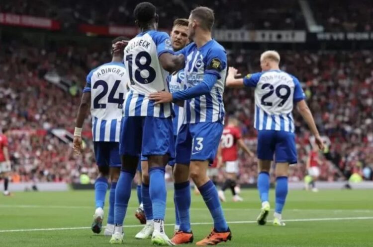SELEBRASI— Pemain Brighton Danny Welbeck dan Pascal Gross melakukan selebrasi usai mencetak gol ke gawang MU dalam lanjutan Liga Premier Inggris, Sabtu (16/9) malam di Stadion Old Trafford.