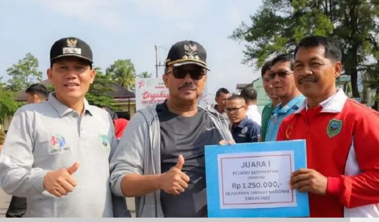 SERAHKAN BONUS— Bupati Pasaman Benny Utama bersama Wakil Bupati Sabar AS, menyerahkan bonus kepada para atlet Kabupaten Pasaman.