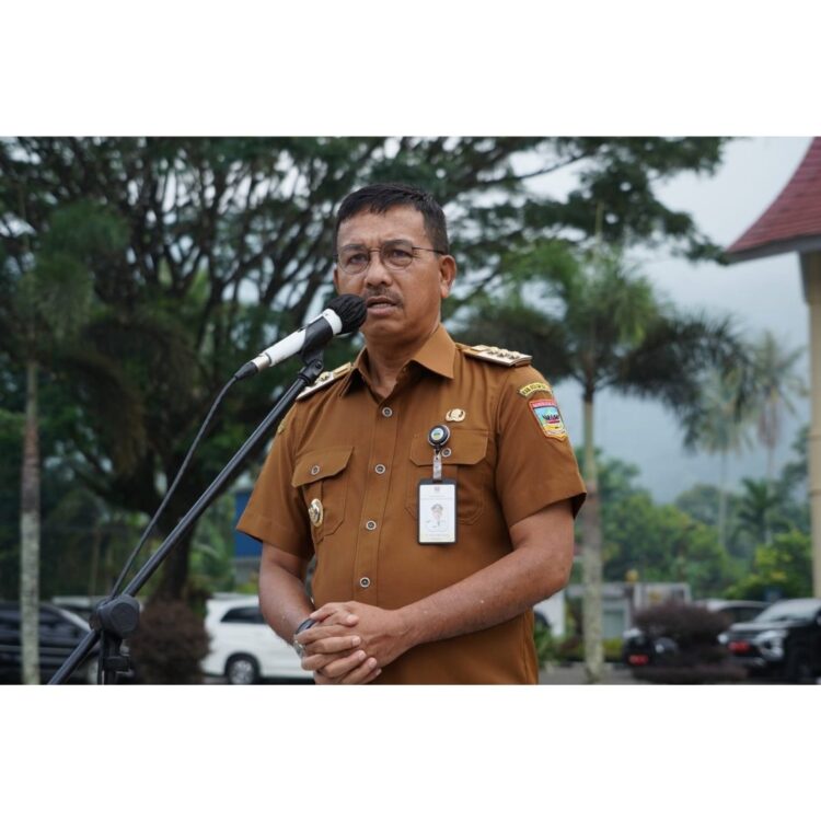 ARAHAN—Bupati Solok Selatan Khairunas berikan arahan dalam Apel Gabungan ASN di Halaman Kantor Bupati Solok Selatan, Senin (4/9).