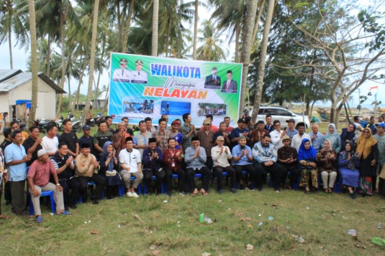 Usai penyerahan BPJS ketenagakerjaan sebagai simbolis, Walikota Padang bersama nelayan dan pejabat lainnya melakukan sesi foto bersama