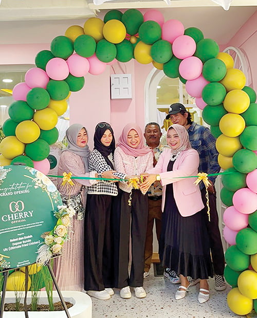 Cherry Store Buka Cabang Kedua, Hadir dengan Nama Baru Cherry Official di Lolong Belanti 1 GRAND OPENING— Owner Butik Cherry Official, Prima Sari Handayani, Salsabila Rinaldi, dan Camila Fitri Rinaldi, menggunting pita saat grand opening Cherry Official, Sabtu (16/9), di jalan Lolong Belanti, Kecamatan Padang Barat, Kota Padang.