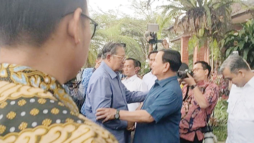 SAMBUT— Prabowo Subianto sambut SBY di Hambalang, Jawa Barat.
