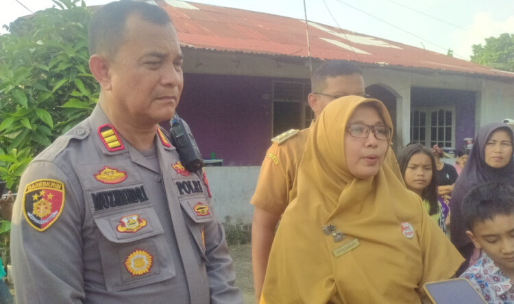 Anjing Gila Mengamuk, 23 Orang Digigit, Korban Luka-luka dan Divaksin Rabies, Dibunuh Warga, Bangkainya Dibawa ke Labor 1 Beri keterangan— Kepala Bidang Kesehatan Hewan Dinas Peternakan dan Pertanian Kota Padang, Sovia Heriani didampingi Kapolsek Pauh AKP Muzhendri, memberikan keterangan usai mengamankan anjing liar yang telah menggigit puluhan masyarakat di Limau Manih, Kecamatan Pauh, Kota Padang, Selasa (26/9 sore.