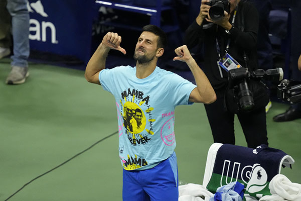 Menang di US Open 2023, Djokovic Koleksi 24 Gelar Grand Slam, Beri Penghormatan kepada Kobe Bryant 1 TUNJUKAN KAOS— Novak Djokovic mengenakan kaos “Mamba Forever” usai kemenangannya di final US Open 2023 atas Daniil Medvedev (Rusia) di USTA Billie Jean King National Tennis Center, New York, AS