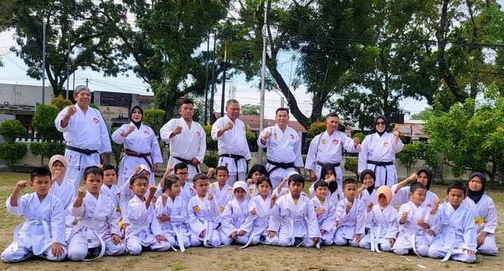 Sambangi Latihan Dojo Lemkari Lapai, Surfa Yondri :Karate-Do Siapkan Generasi Tangguh dan Berkarakter Baik 1 MENYAMBANGI— Dr. Ir. Surfa Yondri, ST SST, MKom selaku Ketua Pengurus Cabang Lembaga Karate-Do Indonesia (Lemkari) Kota Padang, Minggu (10/9) menyambangi Dojo Lemkari Lapai.