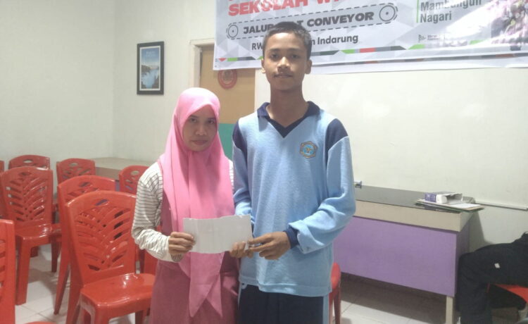 Kisah Penerima Bantuan Perlengkapan Sekolah dari Gang Sempit RW 8 Indarung, Juara Kelas, Anak Kuli Dekor Miliki Impian jadi Dokter 1 SENYUM BAHAGIA— Fajri Pratama (17) bersama ibunda tercinta, Martha Renny Lasari (38), tersenyum penuh kebahagiaan usai penerima bantuan biaya perlengkapan sekolah dari Forum Nagari Indarung.
