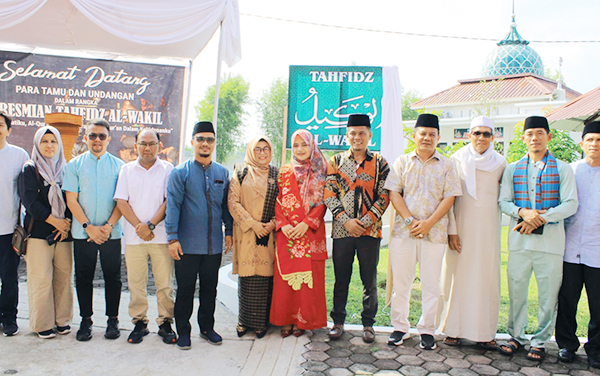 Bantu Anak Kurang Mampu Belajar Al-Quran, Rumah Dinas Ketua DPRD jadi Rumah Tahfidz Al Qur’an Al-Wakil 1 Ketua DPRD Kota Pariaman Harpen Agus Bulyan bersama Asisten I Setdako Pariaman Yaminurizal resmikan poto bersama dengan tamu undangan pada saat peresmian Pondok Tahfidz Al Quran Al-Waki.