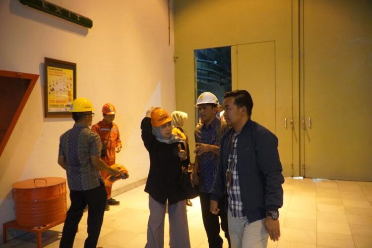 Kunjungi PLTA Singkarak, Kementerian BUMN Akui Pengelolaan EBT Sumbar Terbaik 1 Kunker— Koordinator Asisten Deputi Bidang Industri Energi, Minyak, dan Gas Kementerian BUMN Luizah beserta tim lakukan Kunjungan Kerja (Kunker) ke beberapa unit-unit kerja PLN di Sumatera Barat, PLN Unit Induk Distribusi (UID) Sumatera Barat salah satunya. Kunker ini dalam rangka Monitoring Sistem Ketenagalistrikan Sumatera Barat.