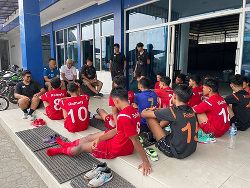 BERIKAN ARAHAN— Ketua AFP Sumbar H. Yasman Yanusar memberikan arahan kepada tim futsal Sumbar yang akan tampil di ajang Kualifikasi (Pra) PON Lampung 23-31 Oktober mendatang.