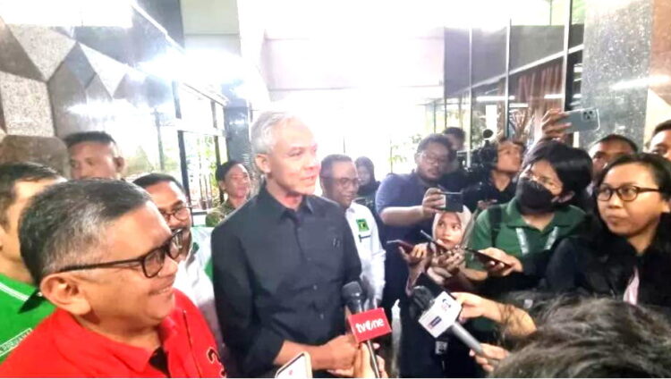 WAWANCARA— Bakal calon presiden (capres) Ganjar Pranowo bersama para sekjen parpol pendukung saat diwawancara media di gedung High End, Menteng, Jakarta, Rabu (20/9).