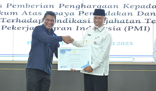 TERIMA PENGHARGAAN— Gubernur Sumbar, Mahyeldi Ansharullah menerima penghargaan dari Sekretaris Utama BP2MI, Rinardi di Auditorium Istana Gubernur Sumbar, Rabu (13/9).