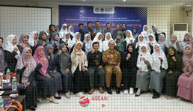 PEMBELAJARAN DIGITAL— Para peserta dari seluruh kepala SMP Negeri dan Ketua MKKS SMP (Kepsek SMP Muhammadiyah) dan Sekretaris MKKS, foto bersama saat mengikuti Pelatihan Pembelajaran Digital.
