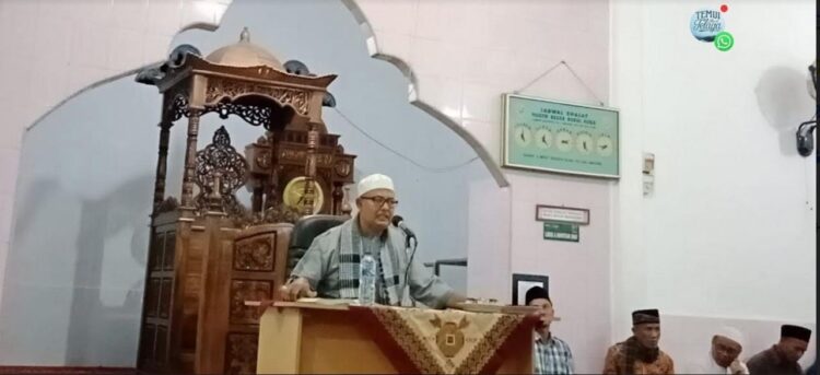 Kompol H Syafrizen, SH Datuk Rang Batuah Sampaikan Ceramah Maulid Nabi, Ninik Mamak, Alim Ulama dan Cadiak Pandai Bina Kaum dengan mPahami Al Quran dan Hadis Sunnah 1 CERAMAH—Kabagren Polres Solok Selatan Kompol H Syafrizen, SH Datuk Rang Batuah saat berikan ceramah Maulid Nabi Muhammad SAW di Masjid Nurul Huda Lubuk Gadang Sangir Padang Aro, Solok Selatan, Rabu (27/9).