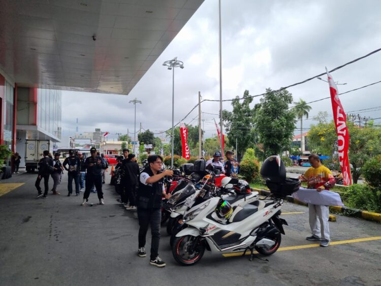 Hayati Support Kopdar Gabungan Honda PCX Indonesia Regional Sumatera 1 KOPDAR GABUNGAN— Honda PCX Club Indonesia (HPCI) menggelar Kopdar Gabungan Regional Sumatera yang bertempat di salah satu pusat perbelanjaan yang berlokasi di Jl. Khatib Sulaiman, Padang, Sabtu (19/8).