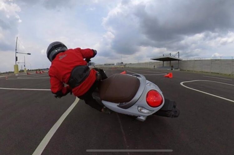 Honda Hayati Bagikan Tips Mengatasi Ban Selip pada Sepeda Motor 1 BAN SELIP— Honda Hayati memberikan tips mengantisipasi ban selip pada sepeda motor saat berkendara.