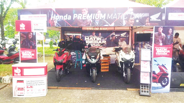Honda Hayati Kembali Gelar HPM Day, Perkenalkan Motor Skutik Premium pada Masyarakat 1 SKUTIK PREMIUM— Jajaran skutik premium sepeda motor Honda yang hadir pada kegiatan HPM Day di lapangan DPR Universitas Andalas (Unand) selama 4 hari, (3-6/9).