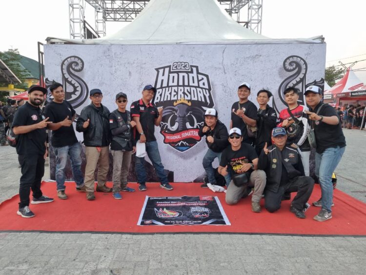 Asosiasi Honda Sumbar, Meriahkan HBD 2023 Regional Sumatera di Lampung 1 KOMUNITAS HONDA— AHSB di bawah naungan PT HPM mengutus sebanyak 16 orang bikers komunitas Honda dan pecinta sepeda motor untuk hadir dan menyemarakan kegiatan HBD Regional Sumatera di PKOR Way Halim, Lampung, Sabtu (23/9).