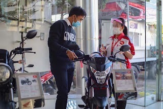 September Penuh Warna di Menara Agung, Beli Honda Sonic 150R Dapat Potongan Angsuran 1 LAYANI KONSUMEN— Sales marketing PT Menara Agung melayani konsumen yang melakukan pembelian Honda Sonic 150R.