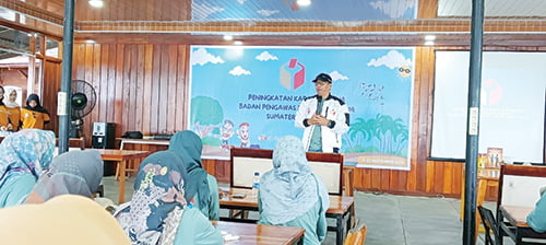 Tingkatkan Kapasitas SDM, Bawaslu Sumbar adakan Capacity Building di Kawasan Mandeh 1 CAPACITY BUILDING— Kordiv Penanganan Pelanggaran Bawaslu Sumbar, Vifner, saat membuka Capacity Building peningkatan kapasitas SDM Bawaslu Sumbar, Kamis (21/9) di Pandan View Mandeh.
